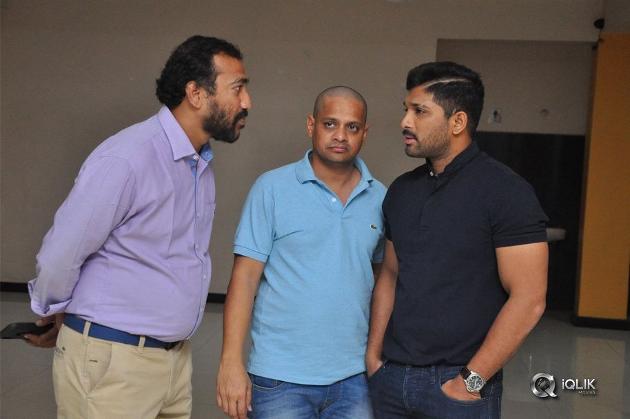 Army-People-Watching-Naa-Peru-Surya-Naa-illu-India-Movie-Photos